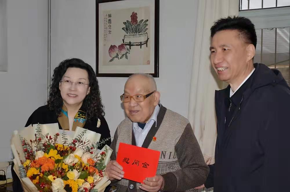 濟南產發(fā)集團黨委副書記、總經理黃蓓走訪慰問離休老干部、老黨員